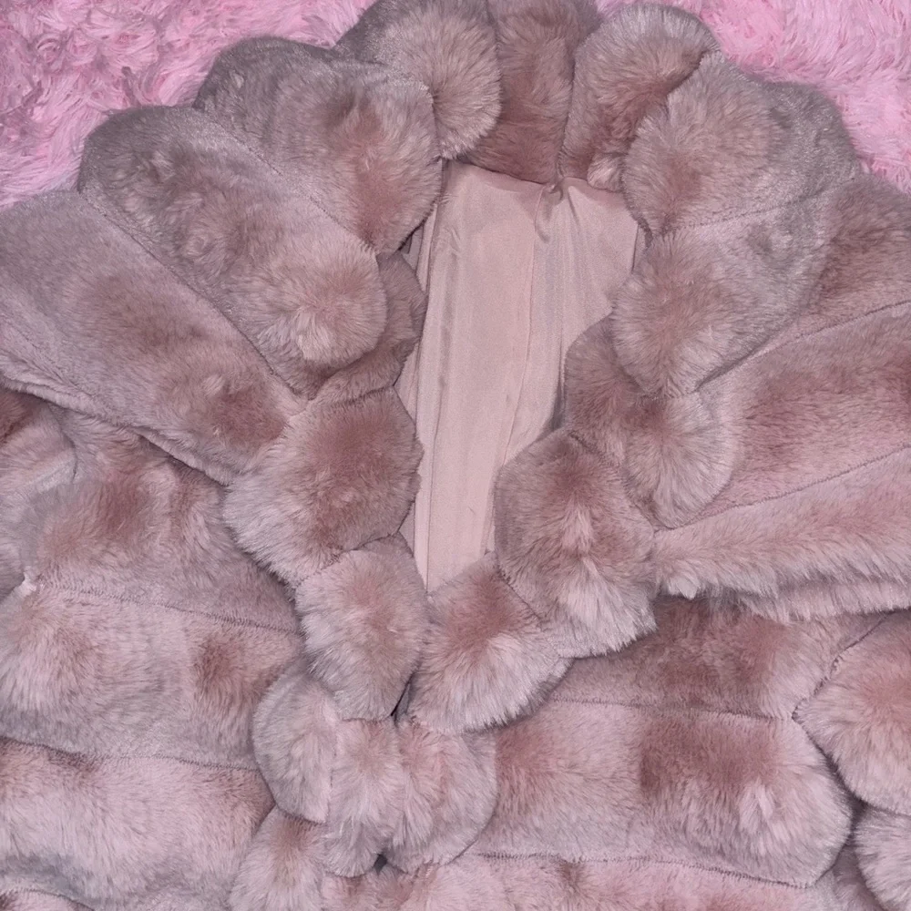BRAND NEW! Luxurious Faux Fur Coat in Soft Pink - Picture 4 of 5